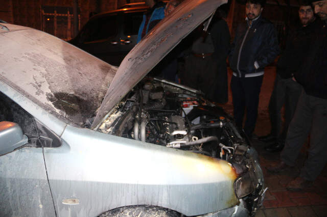 İstanbul'un Göbeğinde Saldırganlar, Park Halindeki 11 Aracı Ateşe Verdi İstanbul'un Göbeğinde Saldırganlar, Park Halindeki 11 Aracı Ateşe Verdi