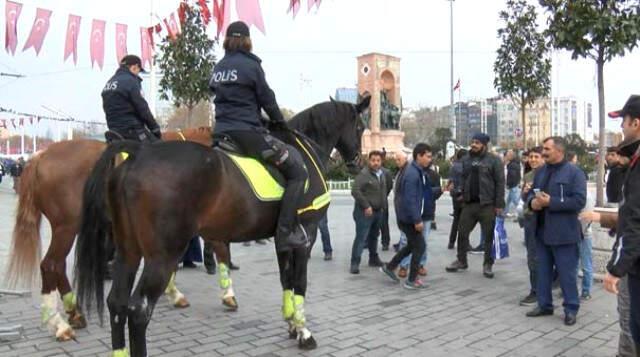 Taksim Meydanı'nda Göreve Başlayan Atlı Birliklere Yoğun İlgi