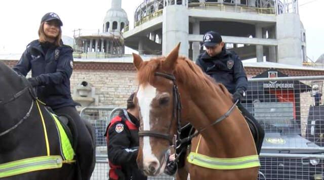 Taksim Meydanı'nda Göreve Başlayan Atlı Birliklere Yoğun İlgi