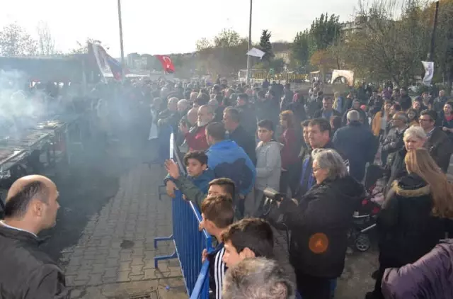 Tekirdağ'da Bedava Balık Ekmek İzdihamı