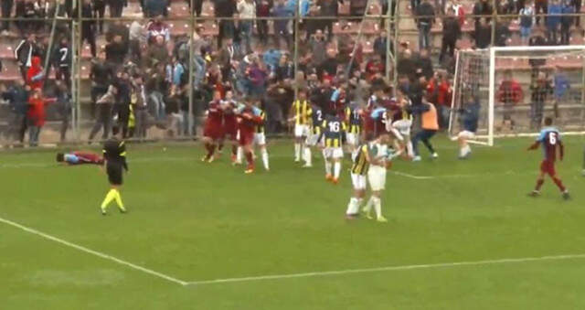 Trabzonspor-Fenerbahçe U21 Maçında Ortalık Karıştı! İki Takım Oyuncuları Yumruk Yumruğa Kavga Etti