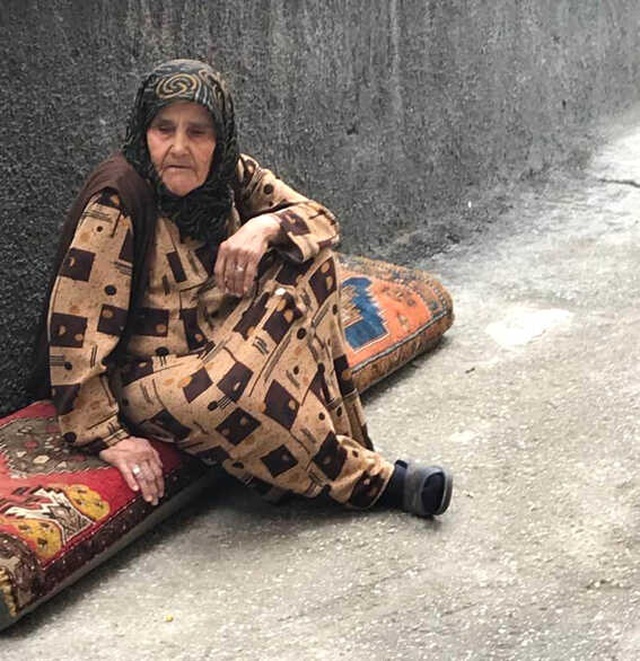 Annesini Öldüren Bipolar Bozukluğu Hastası Adam, Ekip Aracına Binerken