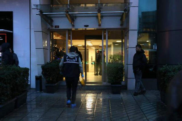 Bankada Çalışan Resepsiyonist Kadın Göğsünden Tabancayla Vurulmuş Şekilde Bulundu Bankada Çalışan Resepsiyonist Kadın, Göğsünden Tabancayla Vurulmuş Şekilde Bulundu