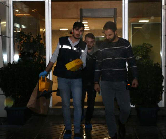 Bankada Çalışan Resepsiyonist Kadın Göğsünden Tabancayla Vurulmuş Şekilde Bulundu Bankada Çalışan Resepsiyonist Kadın, Göğsünden Tabancayla Vurulmuş Şekilde Bulundu