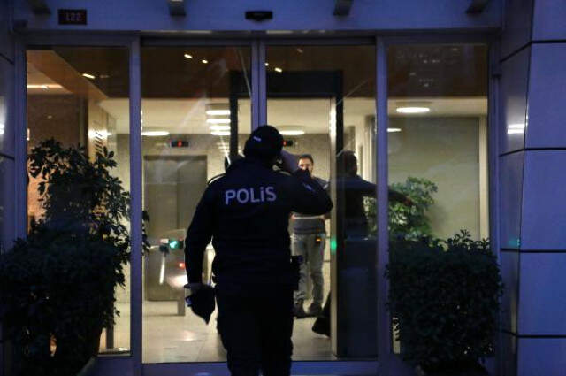 Bankada Çalışan Resepsiyonist Kadın Göğsünden Tabancayla Vurulmuş Şekilde Bulundu Bankada Çalışan Resepsiyonist Kadın, Göğsünden Tabancayla Vurulmuş Şekilde Bulundu