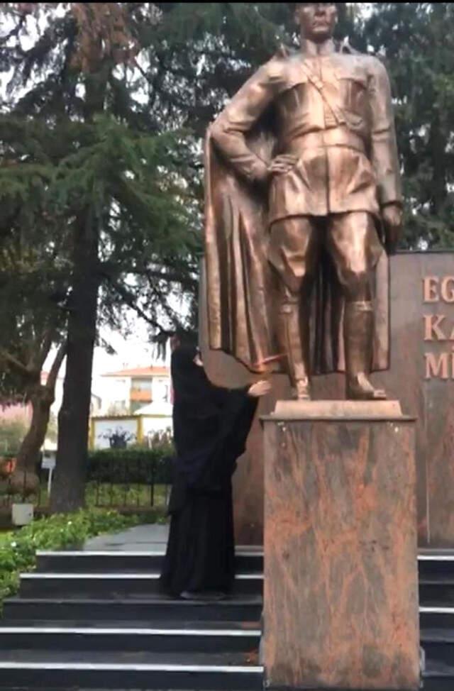 Çarşafının Altından Çıkardığı Baltayla Atatürk Anıtına Saldıran Kadın, Tedaviye Alındı