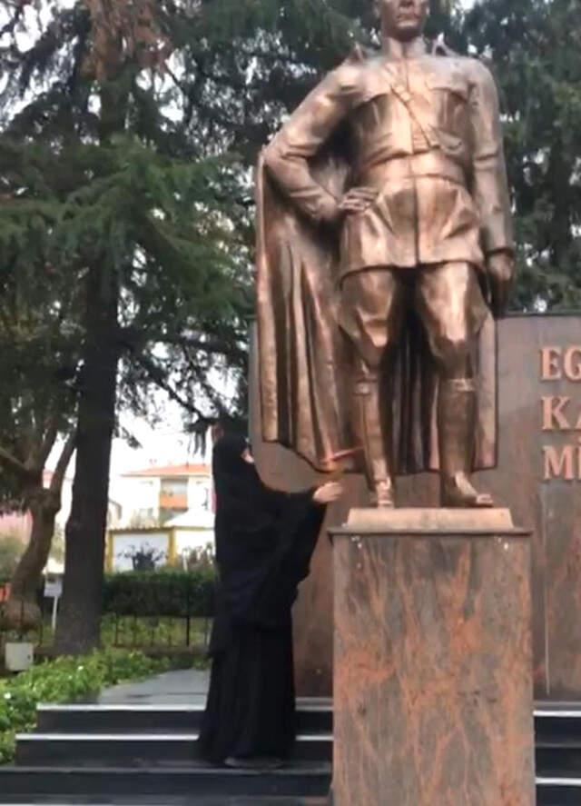 Çarşafının Altından Çıkardığı Baltayla Atatürk Anıtına Saldıran Kadın, Tedaviye Alındı