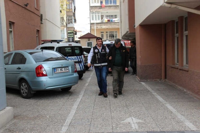 Cinlerden Korunmak İçin Hoca Tutarak Define Arayan Zanlılar, Suçüstü Yakalandı