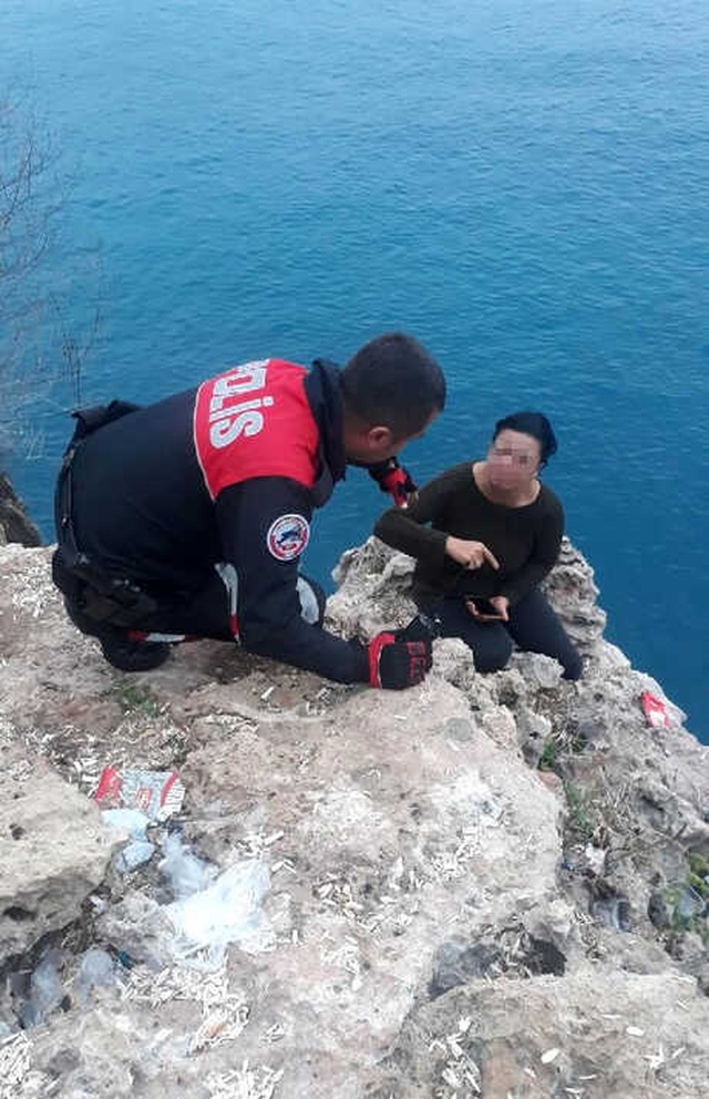 Eşiyle Tartıştığı İçin İntihara Kalkışan Kadını Polis İkna Etti