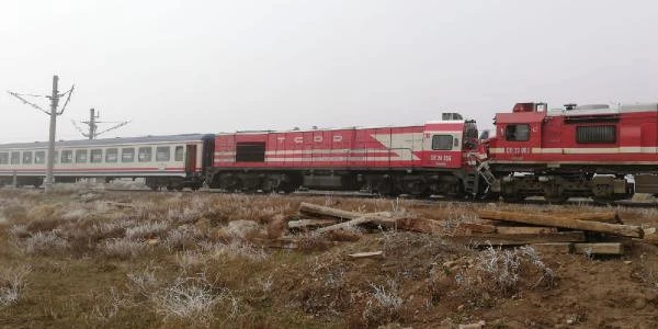 Sivas'ta Yolcu Treni ile Yük Treni Çarpıştı: 14 Yaralı