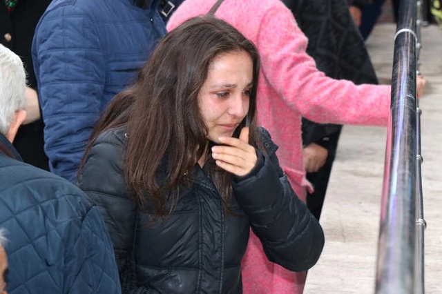 Arkadaşları ile Tartışan Kız Çocuğu İntihar Etti, Olay Yerine Gelen Vatandaşlar Film İzler Gibi İzledi