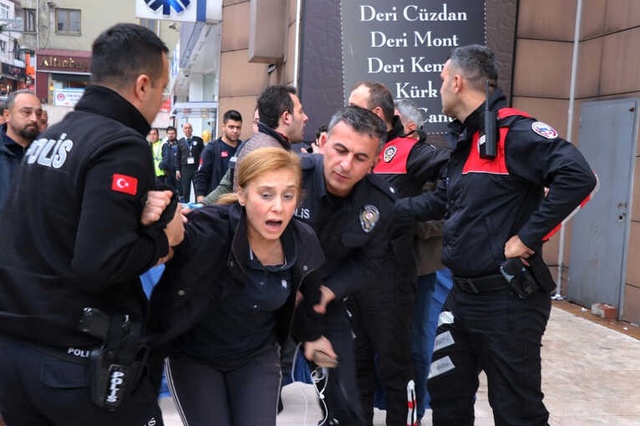 Arkadaşları ile Tartışan Kız Çocuğu İntihar Etti, Olay Yerine Gelen Vatandaşlar Film İzler Gibi İzledi