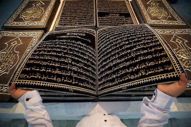 12 Yılda Kumaşa Nakış Gibi İşlediği Kur'an-ı Kerim'i Yüz Binlerle Buluşturdu
