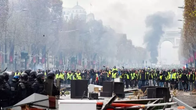 Ft'nin Fransa'daki Protestolara Yorumu: Fransızlar Dirgenlerini Macron'a Doğrulttu