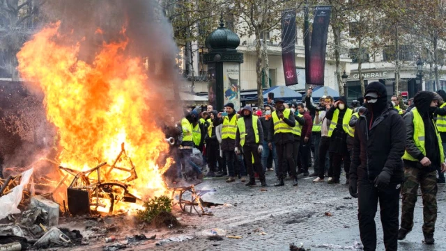 Ft'nin Fransa'daki Protestolara Yorumu: Fransızlar Dirgenlerini Macron'a Doğrulttu