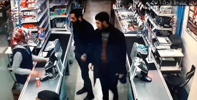 Markette Korku Dolu Anlar! Soyguncular, Pompalı Tüfeği Kasiyer Kıza Doğrulttu