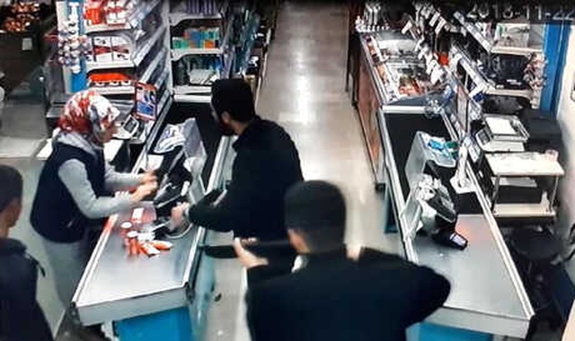 Markette Korku Dolu Anlar! Soyguncular, Pompalı Tüfeği Kasiyer Kıza Doğrulttu