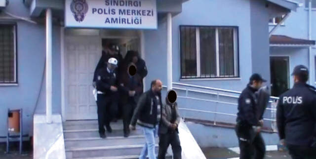 Genç Kızlarla Fuhuş Yapmaya Giden 4 Yaşlı, Suçüstü Yakalandı Genç Kızlarla Fuhuş Yapmaya Giden 4 Yaşlı, Suçüstü Yakalandı