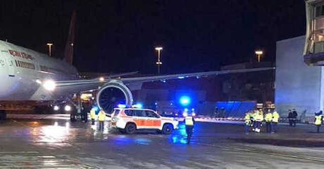 180 Kişiyi Taşıyan Yolcu Uçağının Sol Kanadı Binaya Çarptı!