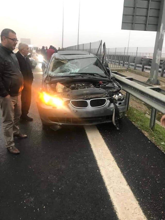 Karayolunda Akla Zarar Kaza! TIR'dan Düşen İneğe 2 Otomobil Çarptı Karayolunda Akla Zarar Kaza! TIR'dan Düşen İneğe 2 Otomobil Çarptı