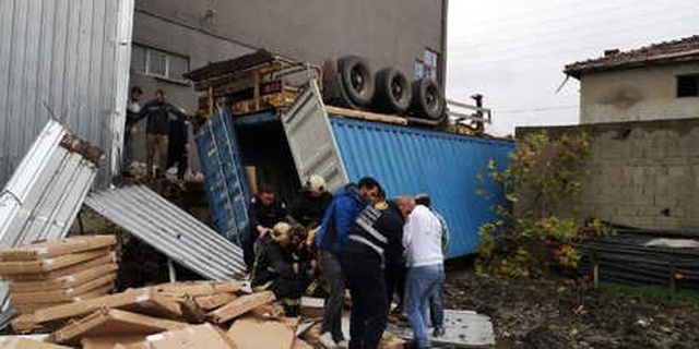 Mobilya Fabrikasında Çalışan İşçilerin Üzerine Konteyner Düştü: 2 Ölü, 1 Yaralı