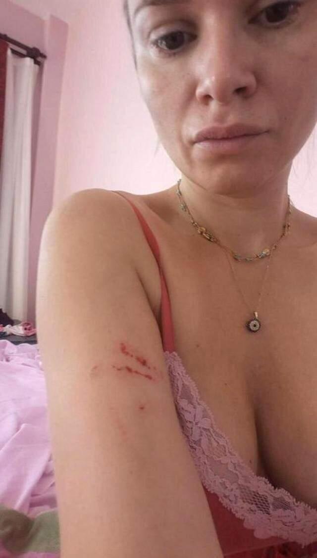 Seçkin Piriler 25 Bin TL'lik Borçtan Dolayı 20 Yıllık Dostu Meral Kaplan'ın Evine Haciz Gönderdi