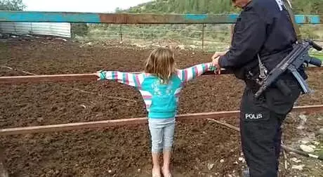 Suriyeli Baba, Yaramazlık Yaptıkları Gerekçesiyle İki Çocuğunu Çite Bağladı