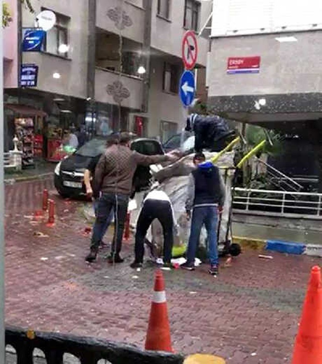 Emniyet Müdürü, Yere Saçılan Atık Kağıtların Toplanması İçin Yardıma Koştu