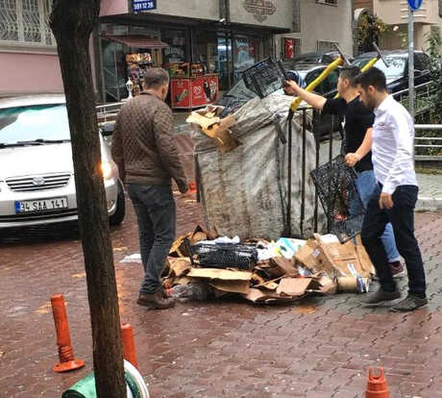 Emniyet Müdürü, Yere Saçılan Atık Kağıtların Toplanması İçin Yardıma Koştu
