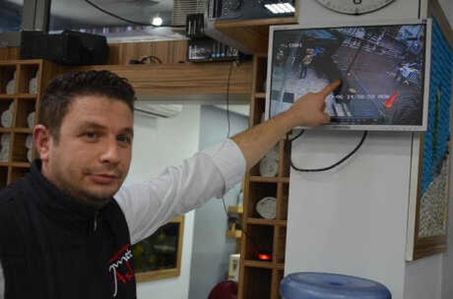Emniyet Müdürü, Yere Saçılan Atık Kağıtların Toplanması İçin Yardıma Koştu