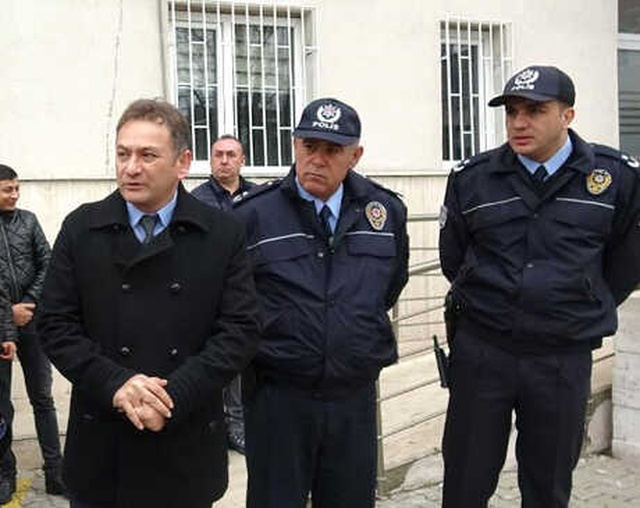 Emniyet Müdürü, Yere Saçılan Atık Kağıtların Toplanması İçin Yardıma Koştu