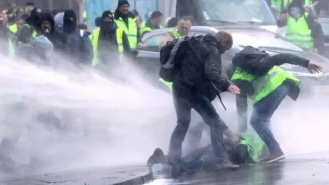 Fransa'daki 'Sarı Yelekliler' Protestosu Belçika'ya Sıçradı: Brüksel'de 2 Polis Aracı Ateşe Verildi