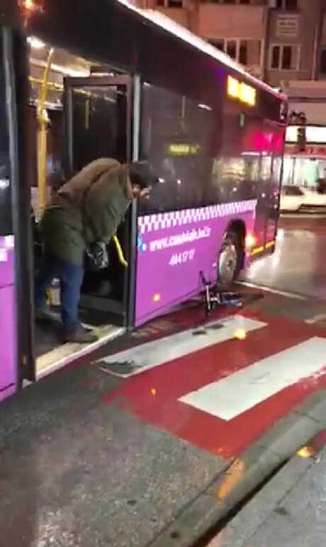 Halk Otobüsü Şoförü, Kendisine Küfür Eden Vatandaşın Bisikletini Ezdi