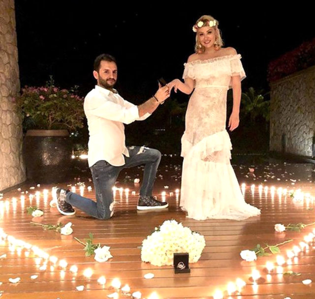 Şarkıcı Aylin Coşkun, 14 Yıllık Sevgilisinden Evlilik Teklifi Aldı