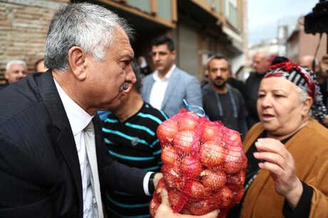 Seyhan Belediye Başkanı, Soğan Fiyatının Yükselmesi Nedeniyle, Dar Gelirli Vatandaşa Soğan Dağıttı