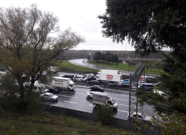 Tem Otoyolu Metris Mevkiinde 7 Araç Birbirine Girdi 7 Aracın Birbirine Girdiği TEM Otoyolu'ndaki Kazada Otomobil Havaya Kalktı