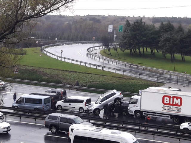 Tem Otoyolu Metris Mevkiinde 7 Araç Birbirine Girdi 7 Aracın Birbirine Girdiği TEM Otoyolu'ndaki Kazada Otomobil Havaya Kalktı