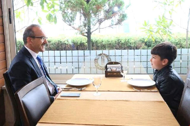 Vali, 'Beni Cuma Namazına Götür' Diyen Çocuğa Sürpriz Yaptı Vali,