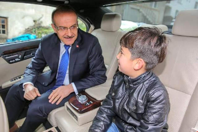 Vali, 'Beni Cuma Namazına Götür' Diyen Çocuğa Sürpriz Yaptı Vali,
