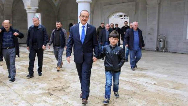 Vali, 'Beni Cuma Namazına Götür' Diyen Çocuğa Sürpriz Yaptı Vali,
