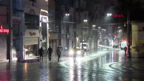 Yalova'daki Depremi İstanbul'da da Hisseden Vatandaşlar, Uykudan Uyanıp Sokağa Fırladı