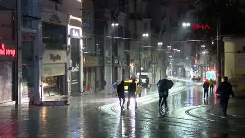 Yalova'daki Depremi İstanbul'da da Hisseden Vatandaşlar, Uykudan Uyanıp Sokağa Fırladı