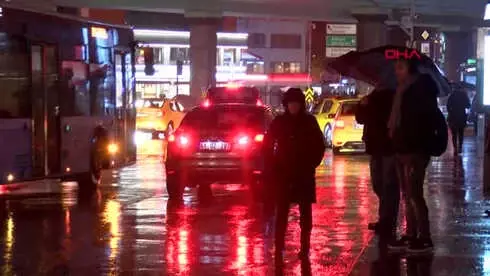 Yalova'daki Depremi İstanbul'da da Hisseden Vatandaşlar, Uykudan Uyanıp Sokağa Fırladı