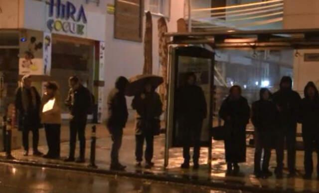 Yalova'daki Depremi İstanbul'da da Hisseden Vatandaşlar, Uykudan Uyanıp Sokağa Fırladı