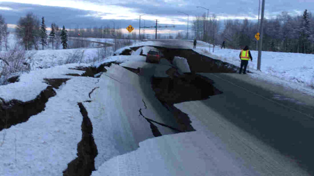 ABD, 6,6 Büyüklüğünde Depremle Sarsıldı! Birçok Yol Kullanılamaz Hale Geldi