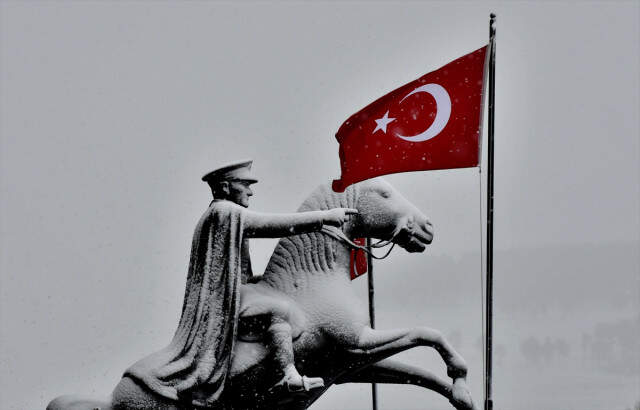 Beyaz Örtüyle Kaplanan Kars'ta Karların Üzerinden Yüzlerce Solucan Fışkırdı