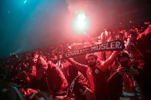 Galatasaray'ın Beşiktaş Maçı Öncesi Yaptığı Son Antrenmanı 40 Bin 541 Taraftar İzledi