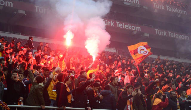 Galatasaraylı Taraftarlar, TT Stadındaki İdmana Akın Etti Galatasaraylı Taraftarlar, Türk Telekom Stadındaki Antrenmana Akın Etti