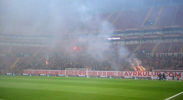 Galatasaraylı Taraftarlar, TT Stadındaki İdmana Akın Etti Galatasaraylı Taraftarlar, Türk Telekom Stadındaki Antrenmana Akın Etti