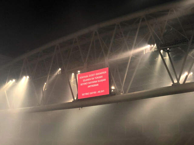 Galatasaraylı Taraftarlar, Türk Telekom Stadındaki Antrenmana Akın Etti Galatasaraylı Taraftarlar, Türk Telekom Stadındaki Antrenmana Akın Etti
